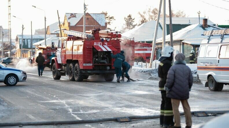     В районе произошел пожар в жилом деревянном доме. Фотографиями с места происшествия поделился Отряд Противопожарной Службы.