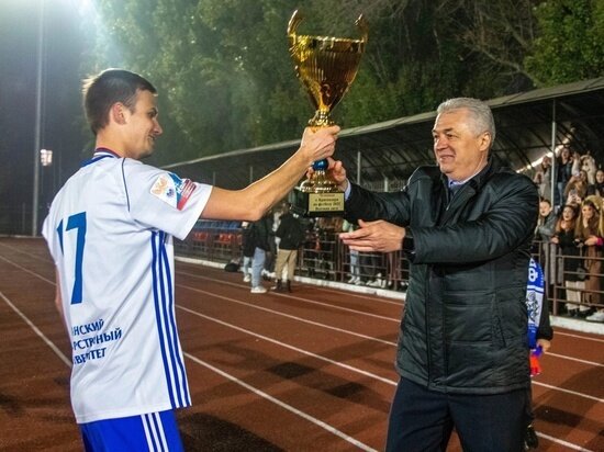     Юрий Куница вручает кубок победителей капитану сборной КубГУ Владиславу Тюфякову