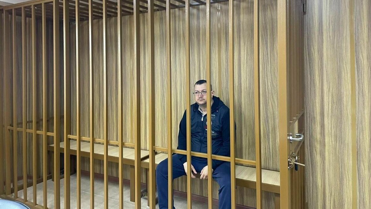     Ленинский районный суд продлил арест начальнику дежурного отделения полка ДПС ГИБДД УМВД по Тюменской области Максиму Бирюкову. Он будет находиться в СИЗО до 18 января следующего года. Об этом сообщила пресс-служба областной судебной системы.