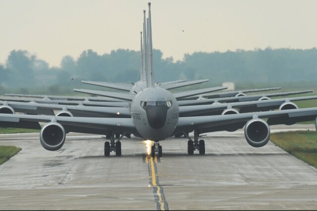    Военный самолет KC-135 Stratotanker (cc) skeeze