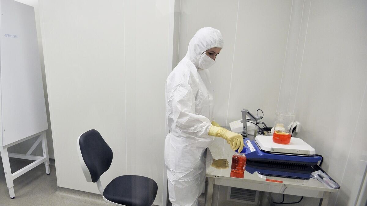    Сотрудница лаборатории ГУ НИИ эпидемиологии и микробиологии имени Н.Ф. Гамалеи© РИА Новости / Рамиль Ситдиков