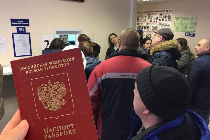 О том, что россияне получили в 2022 году рекордное число загранпаспортов