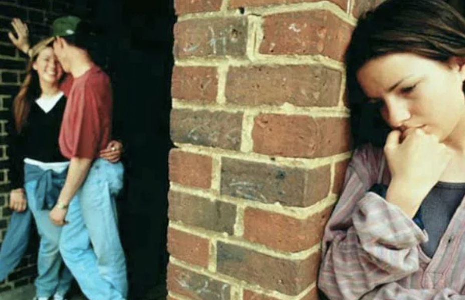 Невоспитанная девушка. Парни в школе не обращают внимания. Парни в школе не обращают внимания. Ленивый школьник. Парни в школе не обращают внимания.