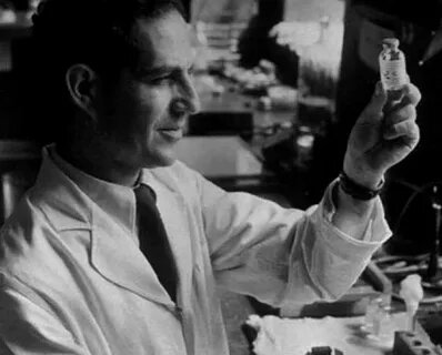 Алик Айзекс в лаборатории. Фото из открытых источников