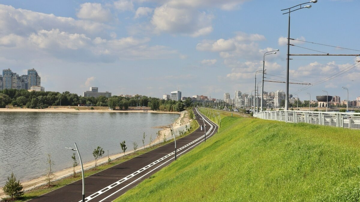     В День города, 30 августа, в Казани официально открыли новое пространство под Кремлевской дамбой. Велопешеходную дорожку посетил глава Татарстана Рустам Минниханов и мэр города Ильсур Метшин, сообщила пресс-служба местной администрации.