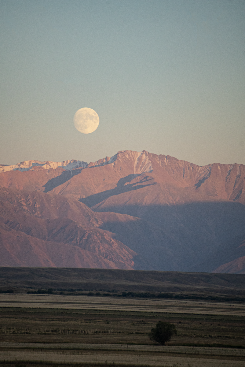 Восход Луны над долиной Сусамыр (Кыргызстан)