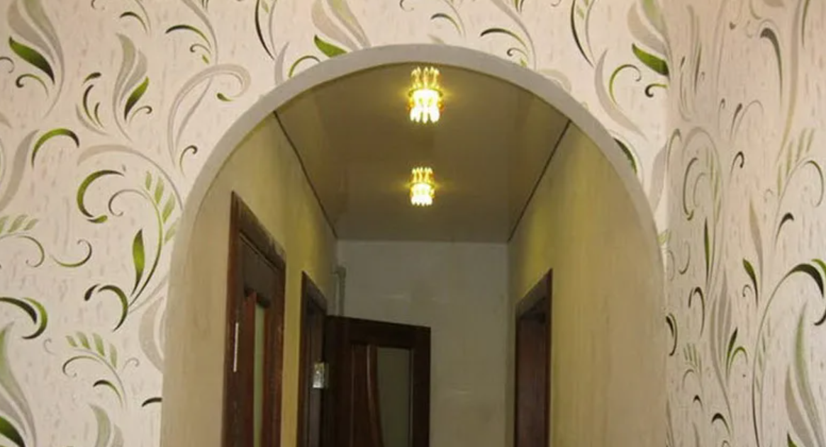 арка обоями обклеенная. поклейка обоев с аркой. поклейка обоев с аркой. обклеить арку обоями и уголком. как правильно оклеить обоями арку.