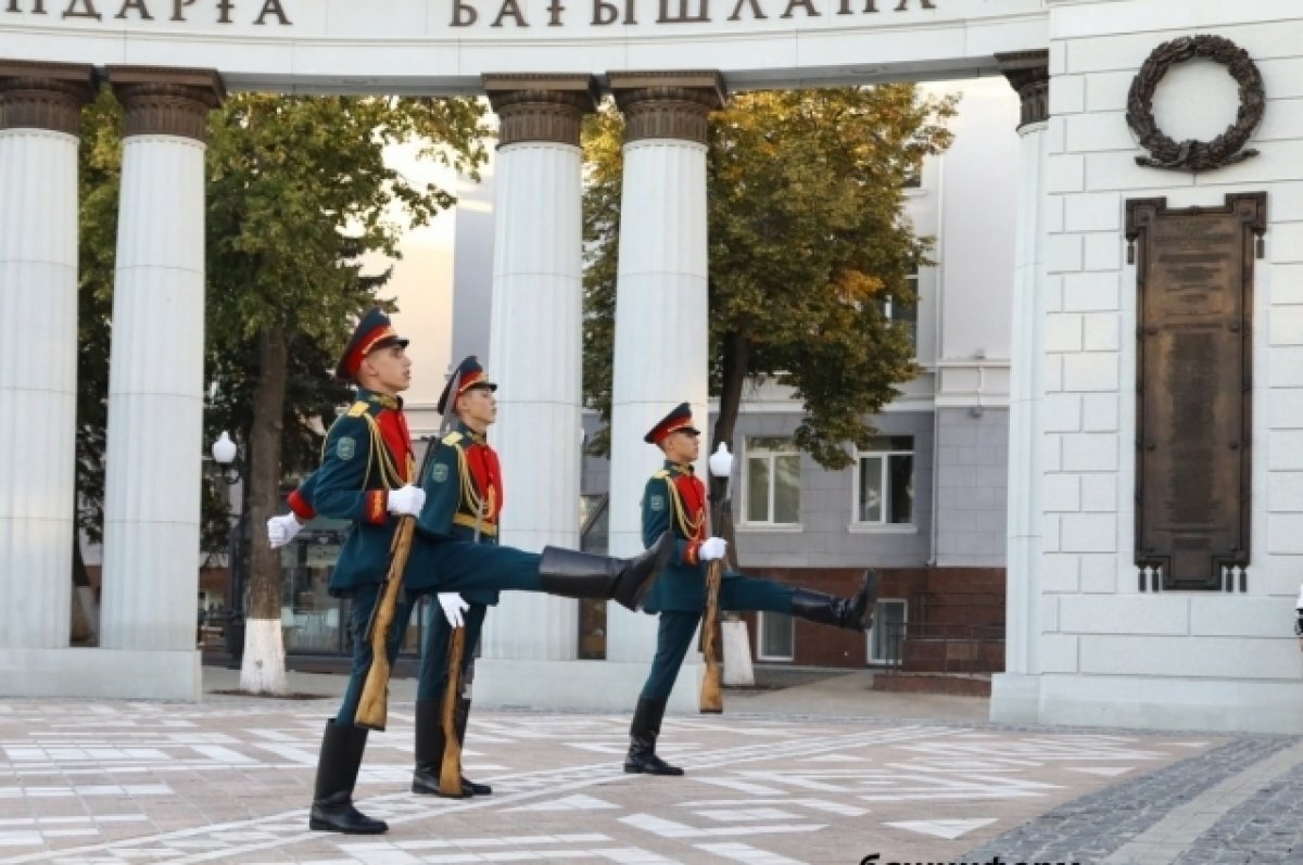    В Уфе у памятника Шаймуратову организовали первый почетный караул