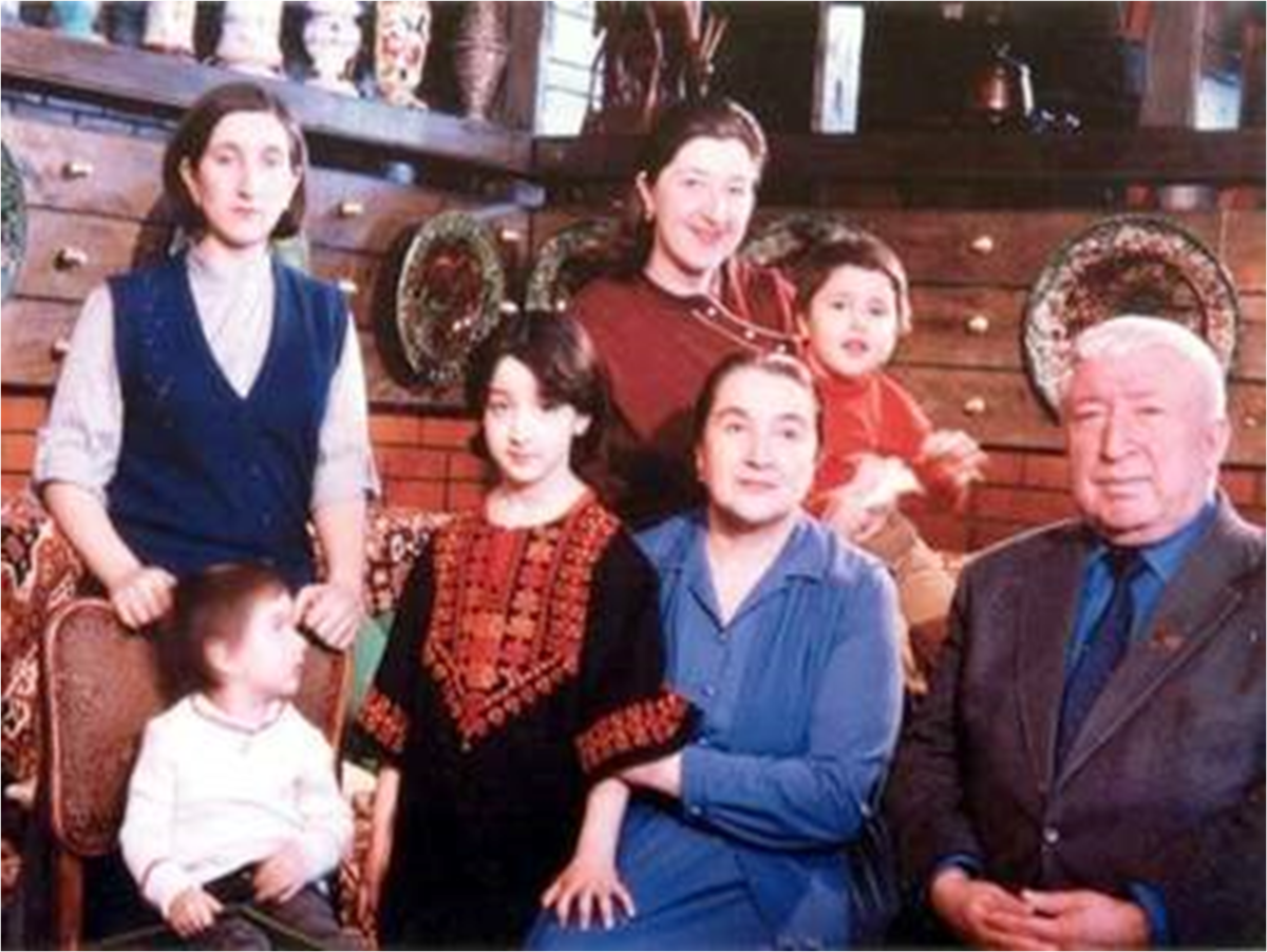 Расул Гамзатов с женой и детьми. Фото с сайта kopilkaurokov.ru