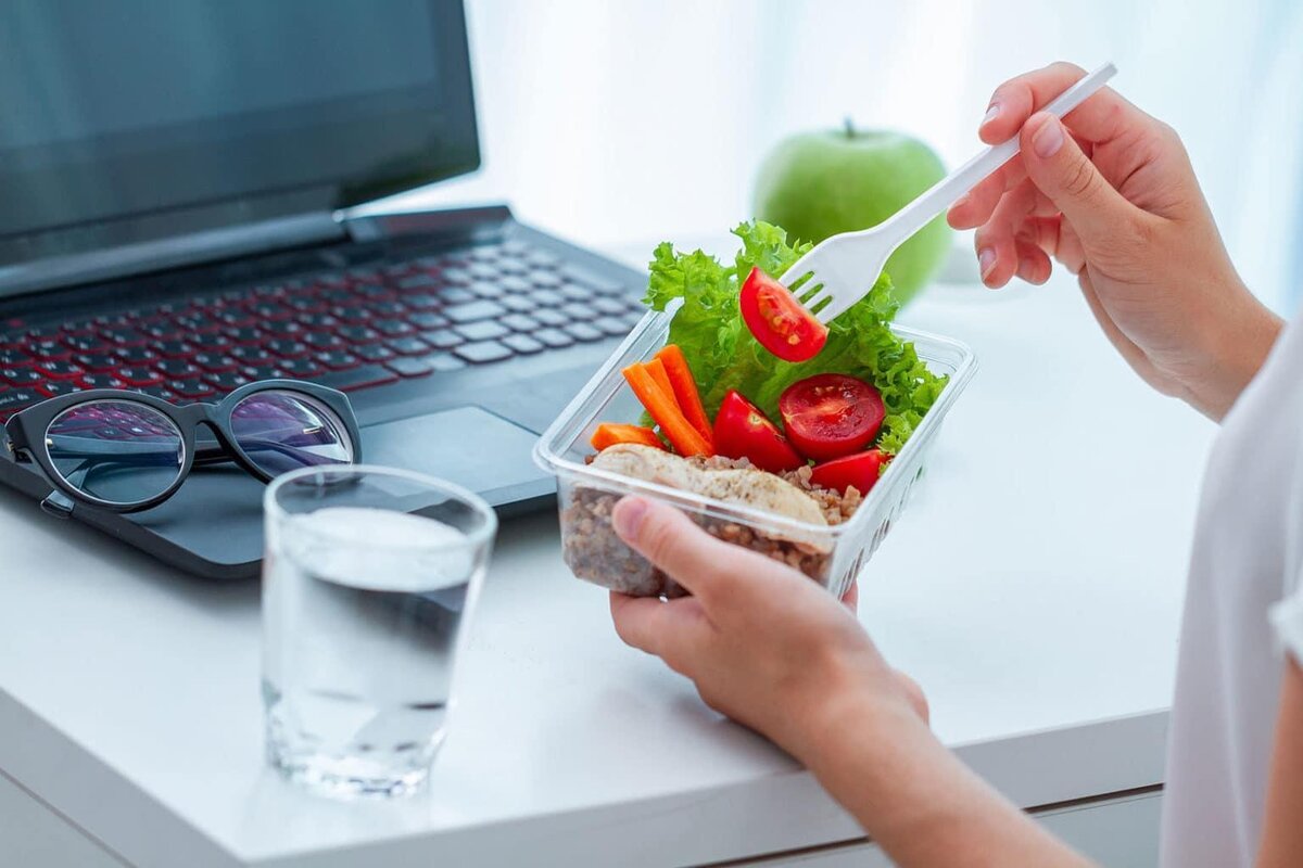 Office lunch. Здоровое питание в офисе. Офисный перекус. Перекус на работе. Перекус с коллегами.