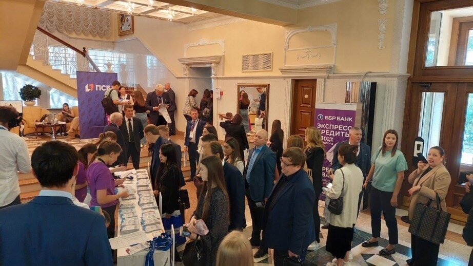     В Хабаровске начал работу V Дальневосточный форум предпринимателей. Во время его проведения, владелец завода производства малых архитектурных форм «Твой город», Максим Москвитин решил присвоить Хабаровску авторские права лозунга «Рассвет России начинается здесь».