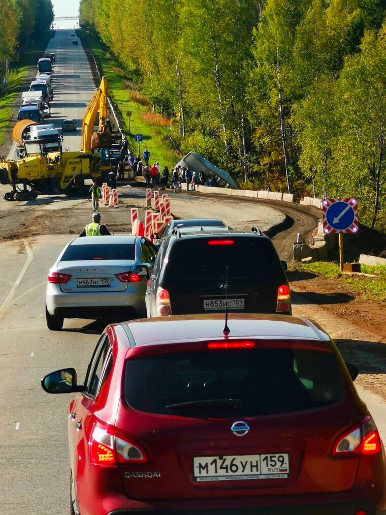    Дорогу движущимся автомобилям перегородил экскаватор
