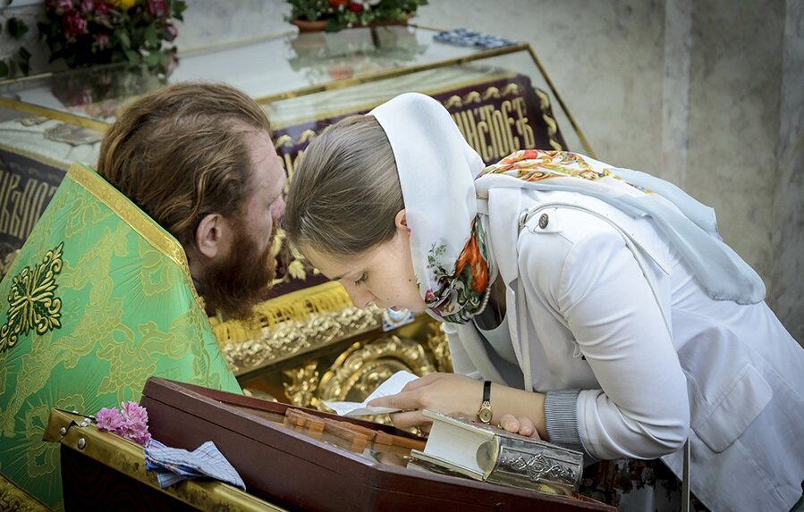 Исповедь перед батюшкой. Покаяние в храме. С покаяние и Исповедь. Священник на исповеди. Исповедь в храме.