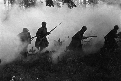    Великая Отечественная война. 1941-1945 гг. Блокада Ленинграда (8 сентября 1941 года - 27 января 1944 года). Советские войска идут на прорыв блокады. ©Борис Кудояров РИА Новости
