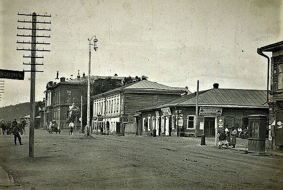 улица Ленина, на месте дома в середине, был построен ресторан Юбилейный
