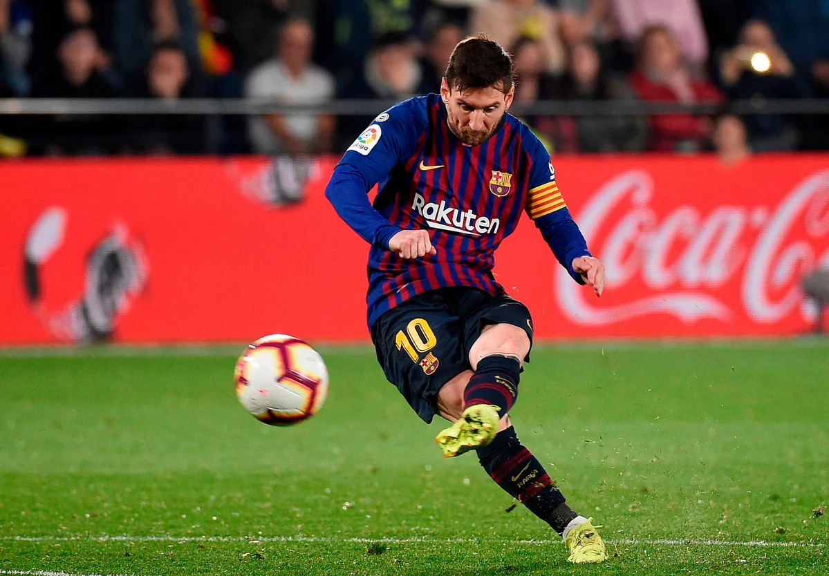 Лионель месси голов. Лионель Месси штрафные. Месси штрафной. Messi 2006. Месси штрафные удары.