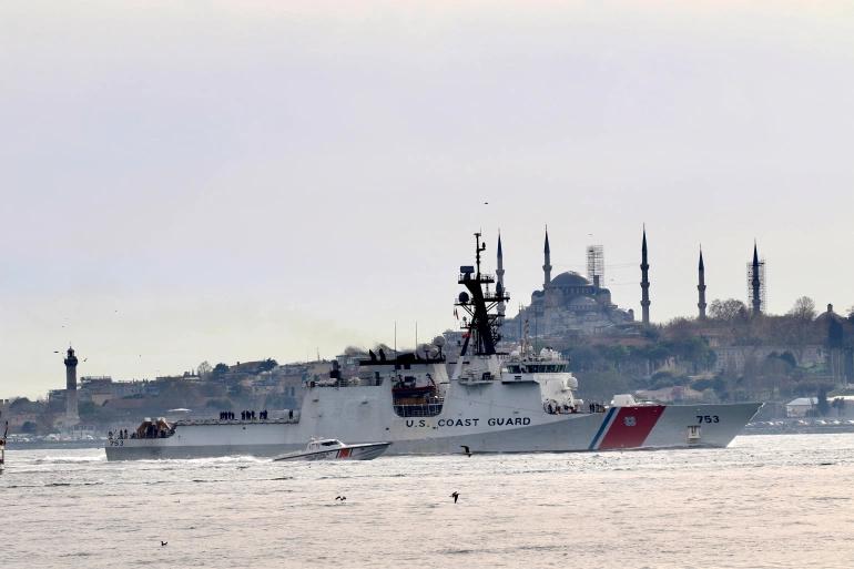 Катер национальной безопасности береговой охраны США USCGC Hamilton входит в пролив Босфор в Стамбуле на пути к Черному морю