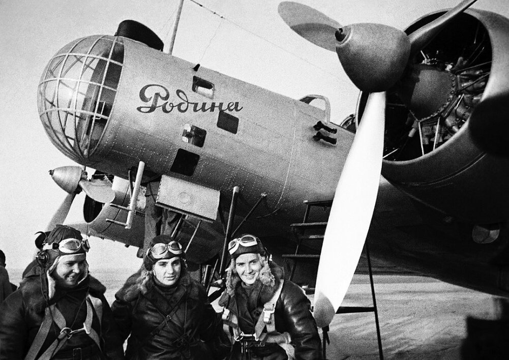 Полина Осипенко, Валентина Гризодубова и Мария Раскова у самолета «Родина». Источник: wikimedia