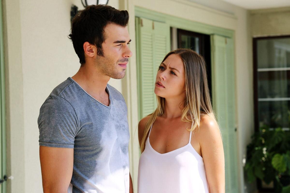 Çilek kokusu. Бурак юсуф чим. Çilek kokusu. Аслы и бурак. Демет оздемир.