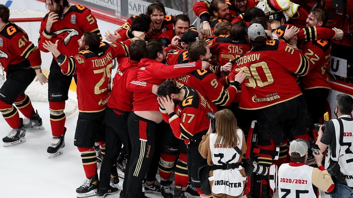 Победная куча-мала игроков «Авангарда» / hawk.ru 