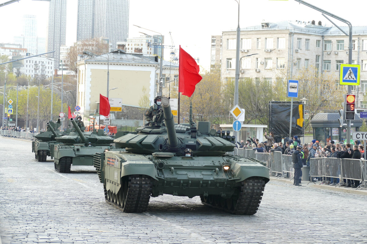 Танки - главное, на что обычно идут смотреть.