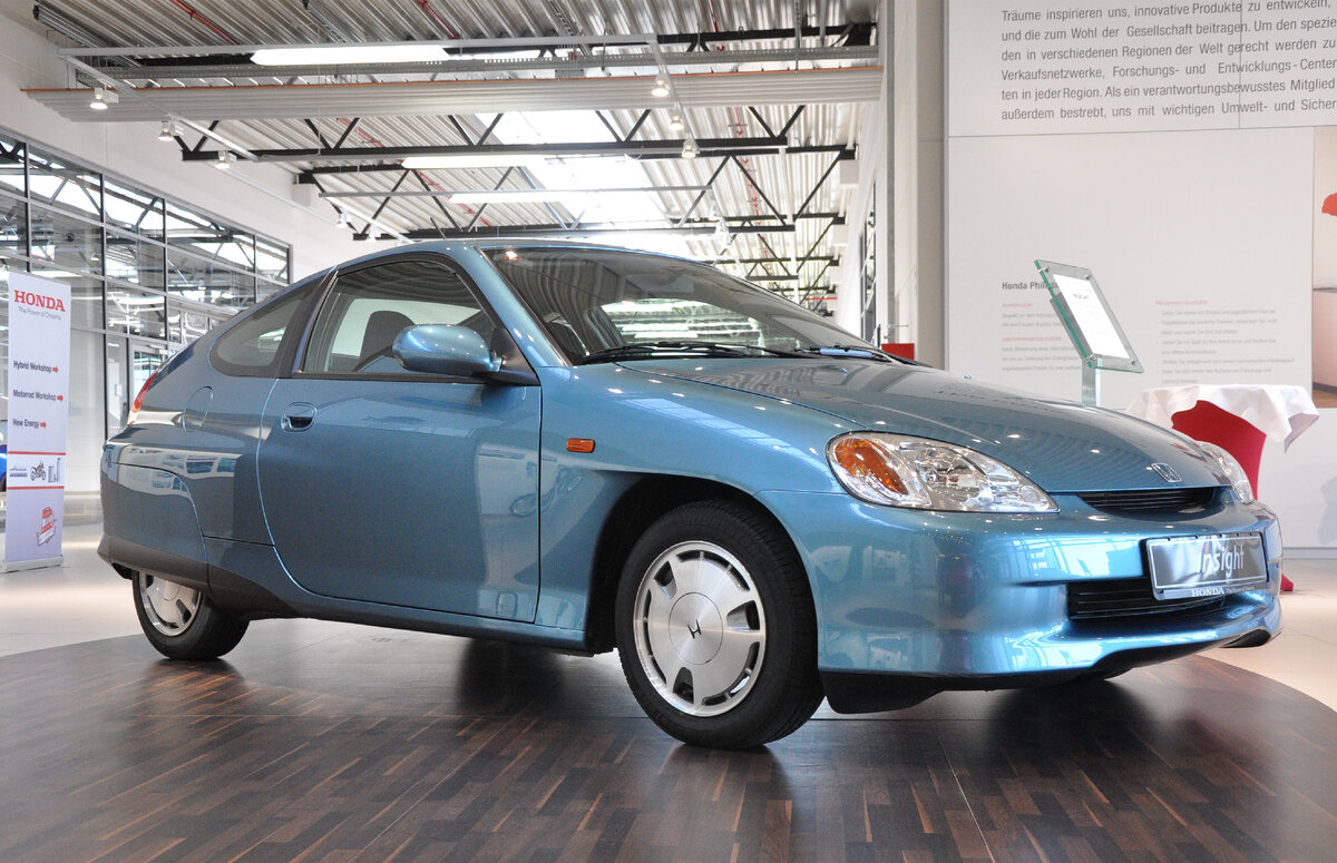 Фото: Сергей Суховский 
Honda Insight была на 100% новой разработкой, а не конверсией одной из уже существующих моделей. Она строилась не просто с нуля, а «вокруг» бензоэлектрической силовой установки, которая тут же получила титул «Двигатель года» за свою компактность и эффективность.