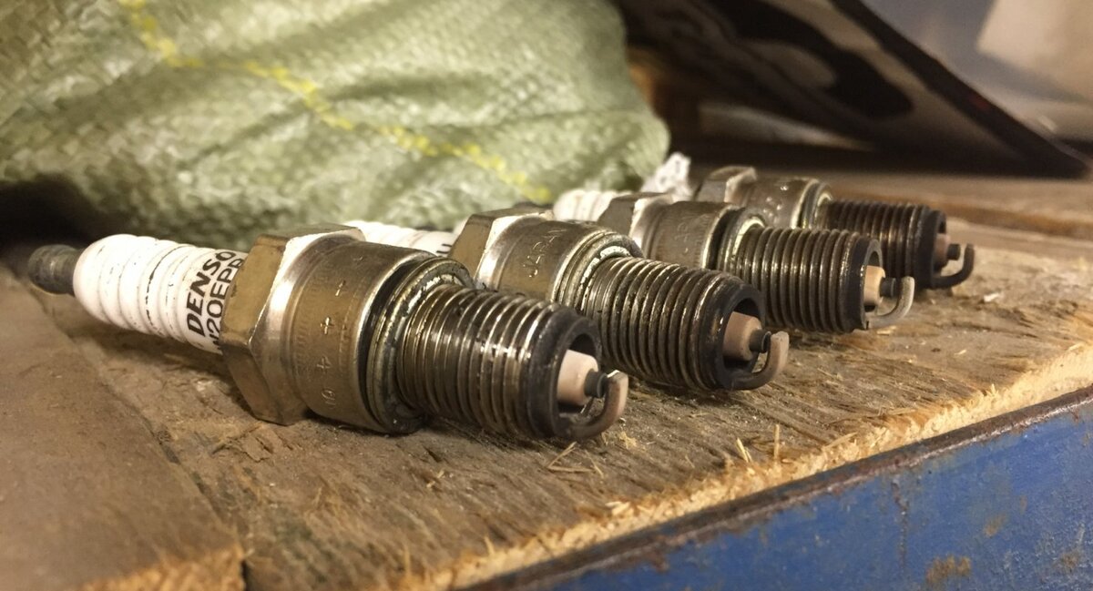 Зазор на свечах должен находиться в пределах 1-1,2 мм у инжекторных и турбированных двигателей