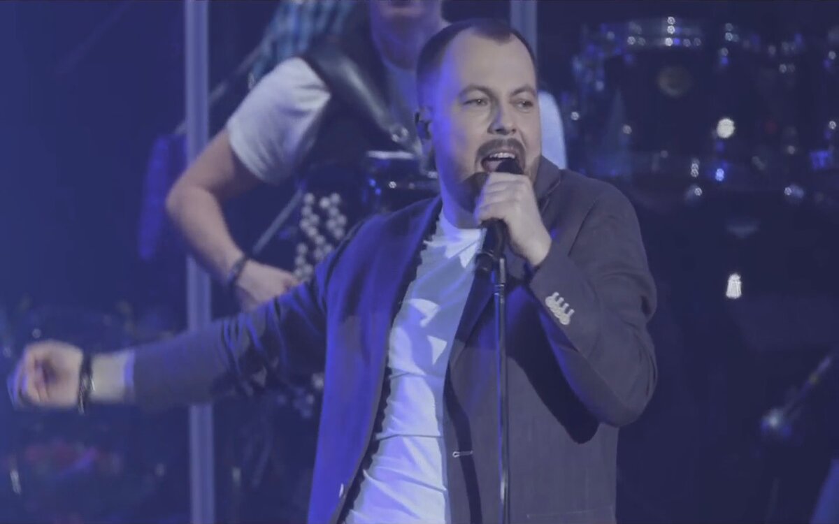 Ярослав Сумишевский поет песню "Не гаснет свет"