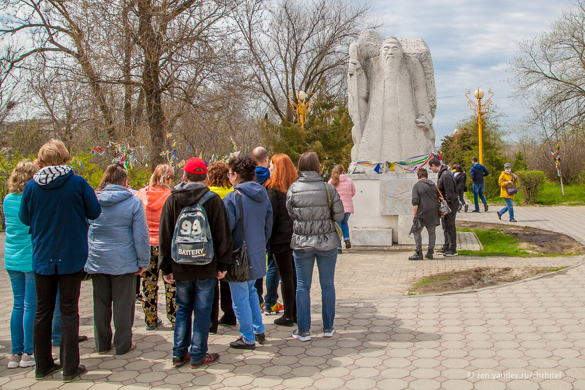 Памятник 12 стульев элиста