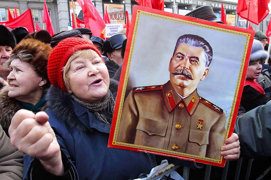 современные сталинисты в россии. митинг сталинистов. сумасшедшие коммунисты. портрет сталина и народа. коммунисты сталинисты.