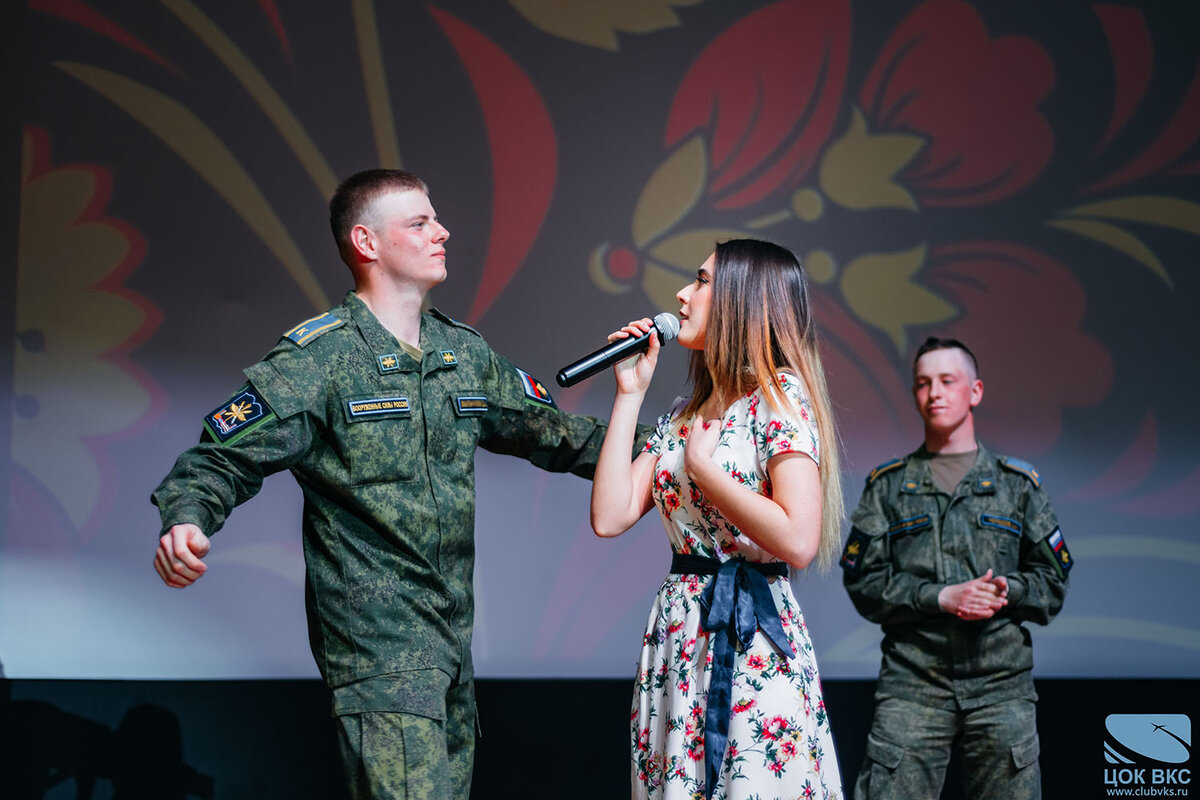 Творческая группа ЦОК ВКС выступила в Алабино для участников Парада Победы на Красной площади