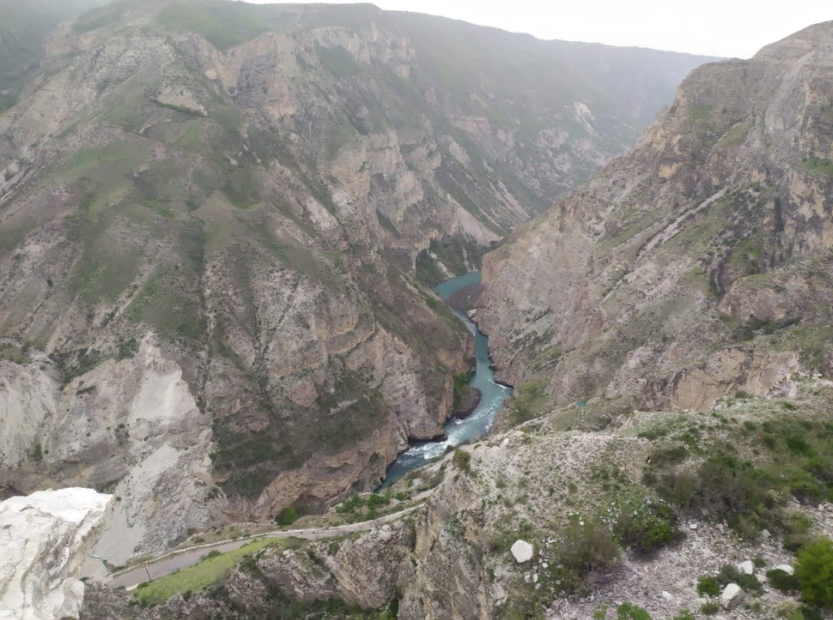 Сулакский каньон. Река Сулак разделила Гимринский и Салатавский хребты, и образовалось ущелье