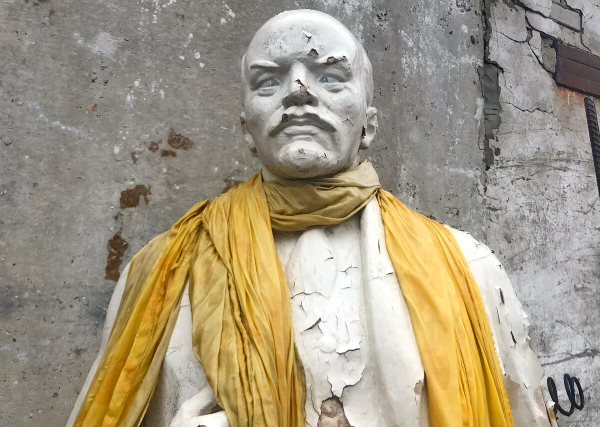 Ленин на территории деревенского шиномонтажа. Фото автора статьи.