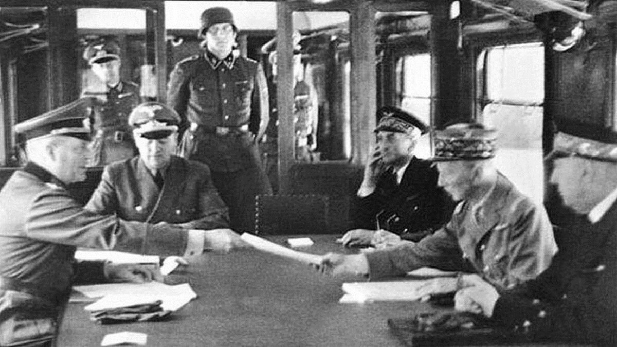Генерал-полковник Вильгельм Кейтель во время подписания акта о капитуляции Франции в 1940 году в Компьенском вагоне