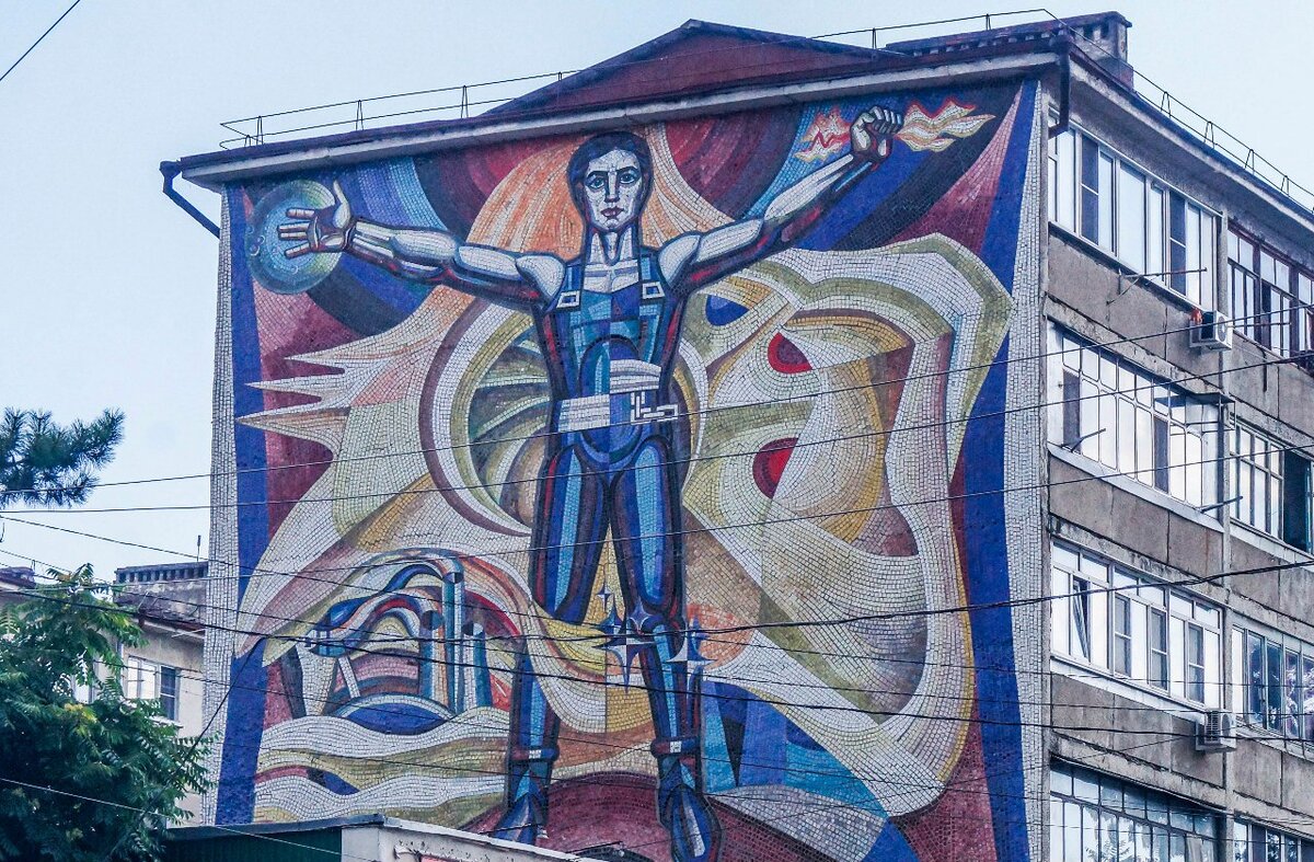 Рассказываю почему фасады зданий в СССР украшали мозаикой.