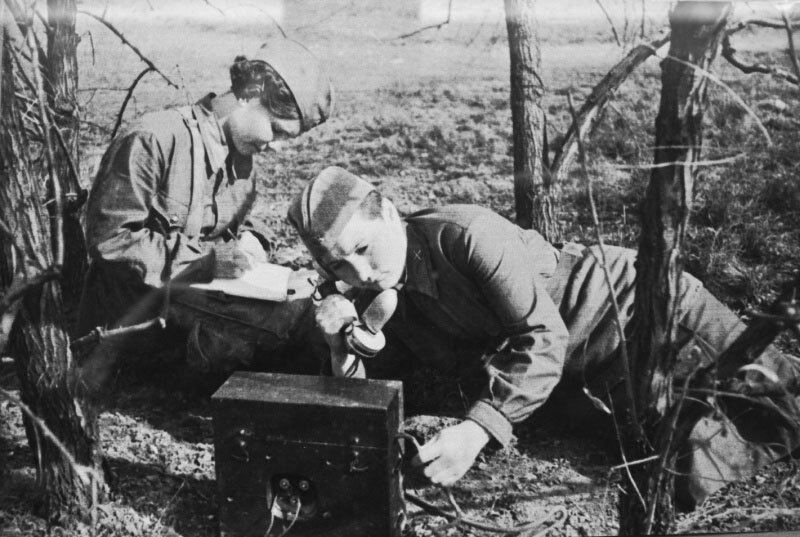 Связистки артиллерийской части у полевой рации. Фото сделано в 1942 году.