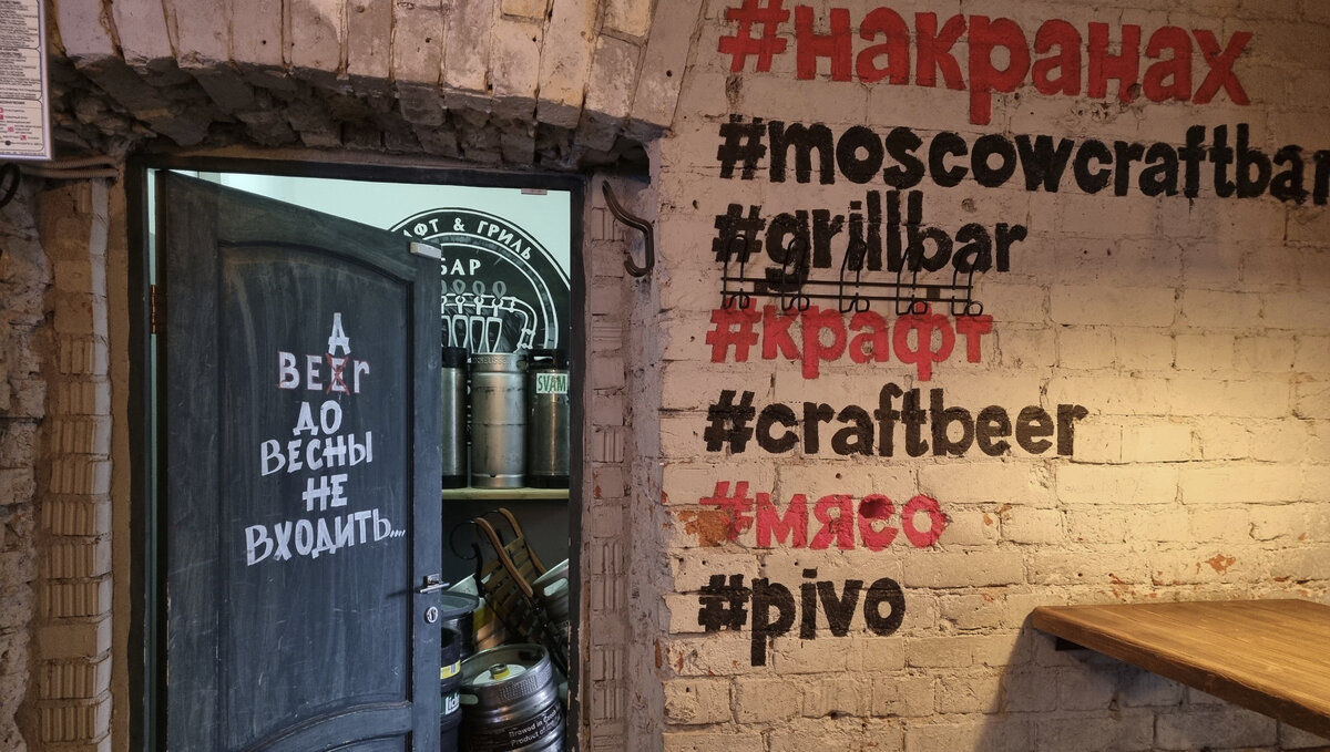 "На кранах", выход во внутренний дворик, там тоже установлена летняя мебель.