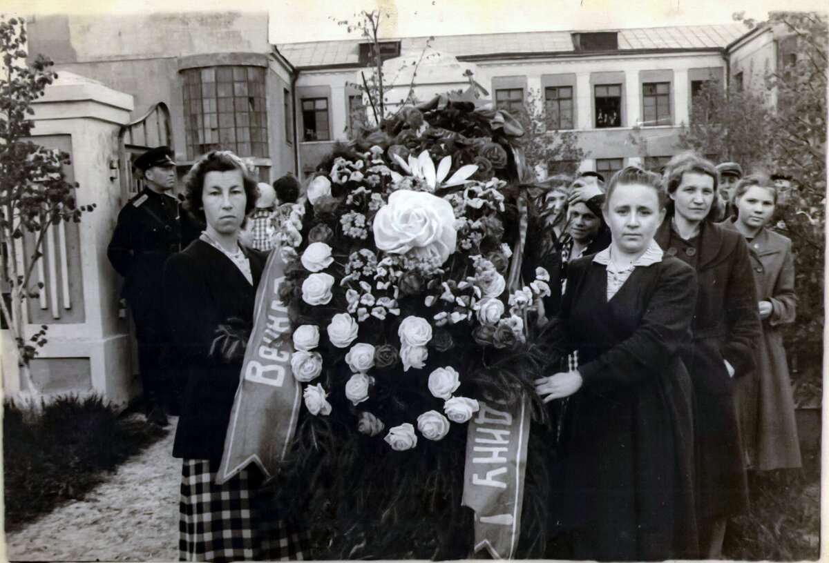 Фото середины 50х годов.Возложение венков к мемориалу