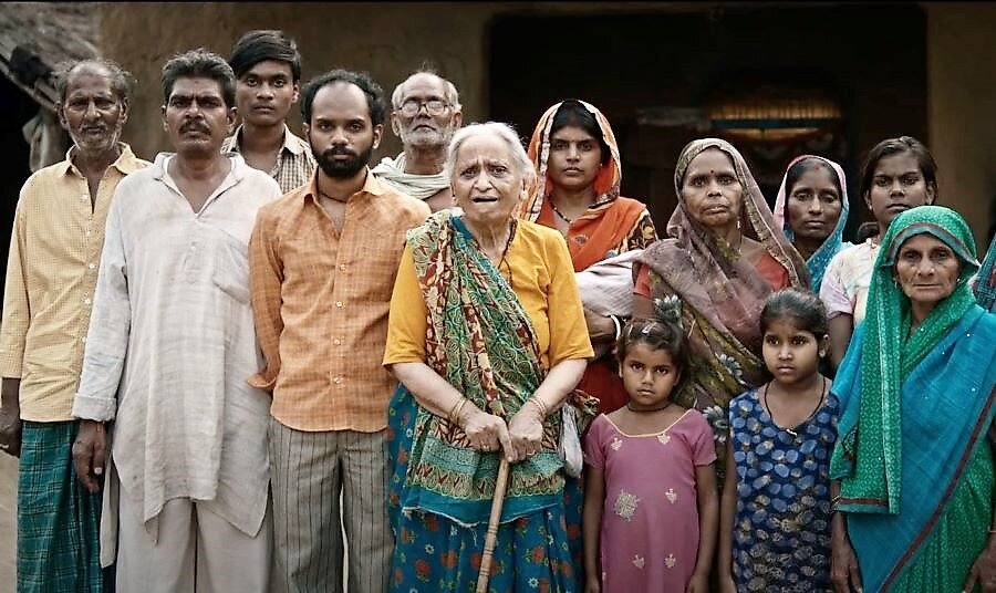 Кадр из фильма "Белый тигр". Семья главного героя