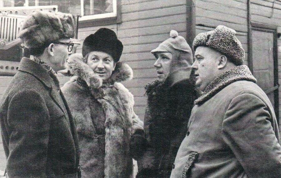 Служил в Ленинграде во время блокады. Сделал головокружительную карьеру, стал любимцем всего СССР. При этом, оставаясь настоящим человеком. Юрий Никулин – знаменитый актер цирка и кино.-4-2