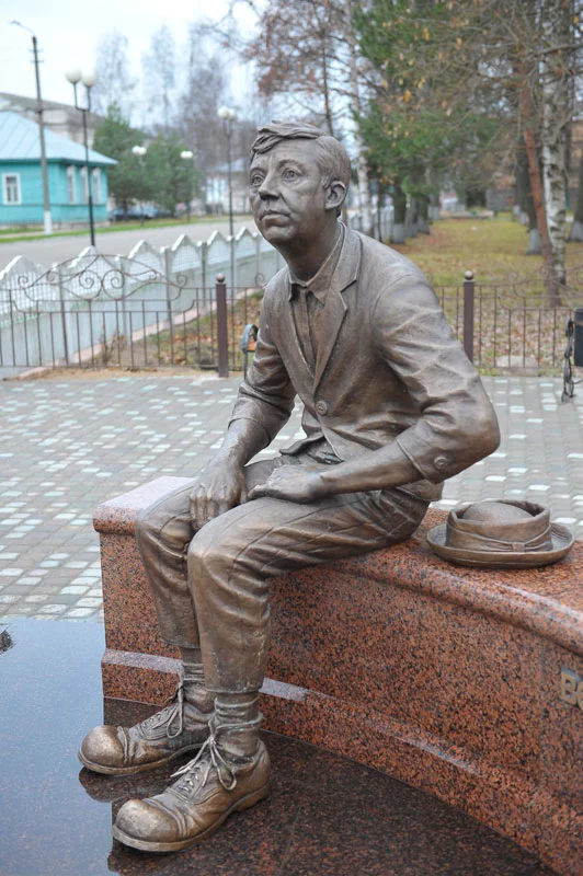 Памятник Юрию Никулину в родном городе Демидове