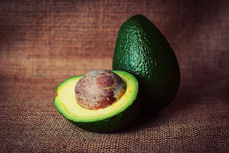 косточка авокадо содержит много компонентов