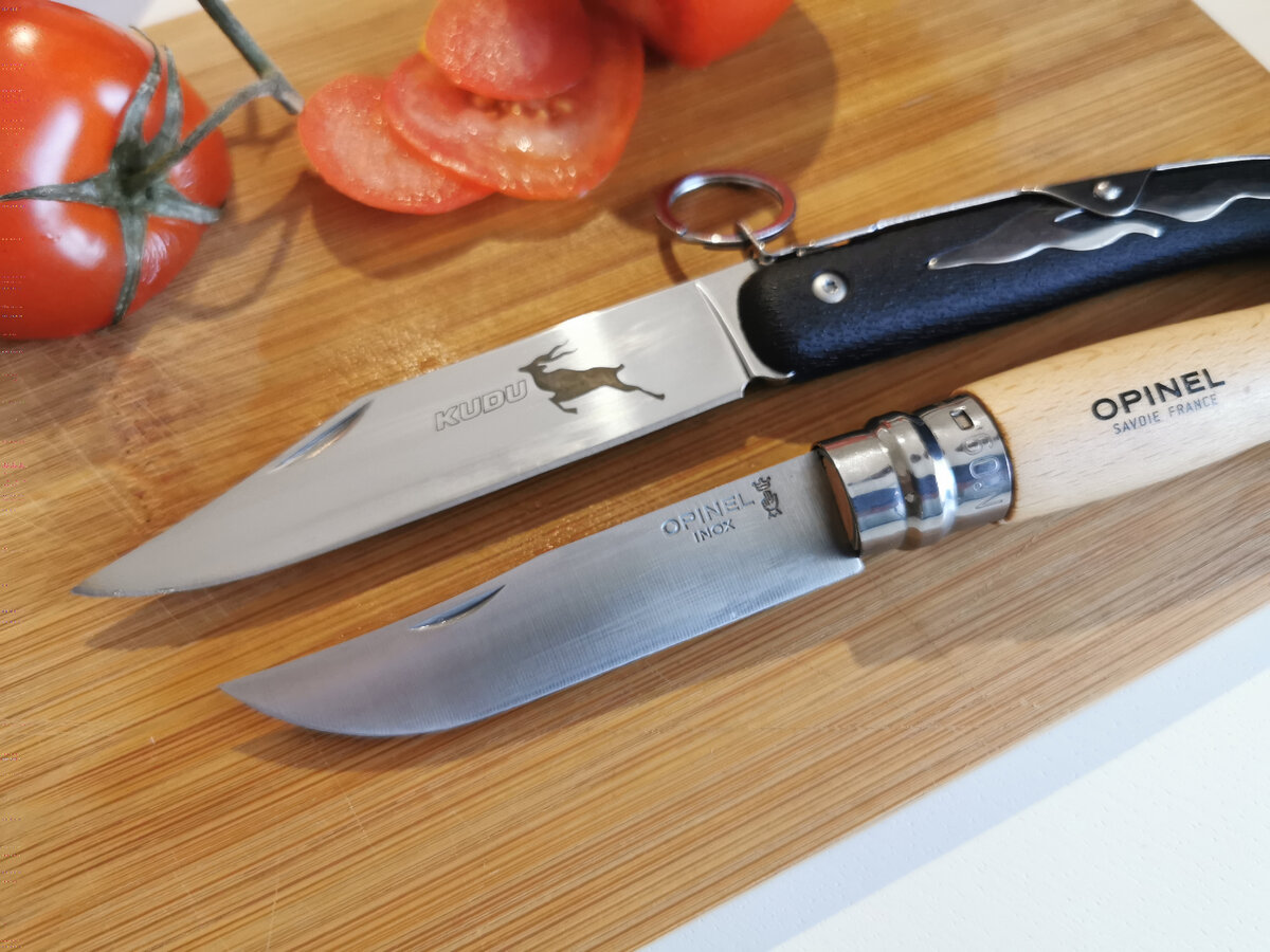 Складные ножи: Kudu (выше) Opinel №9 (ниже)