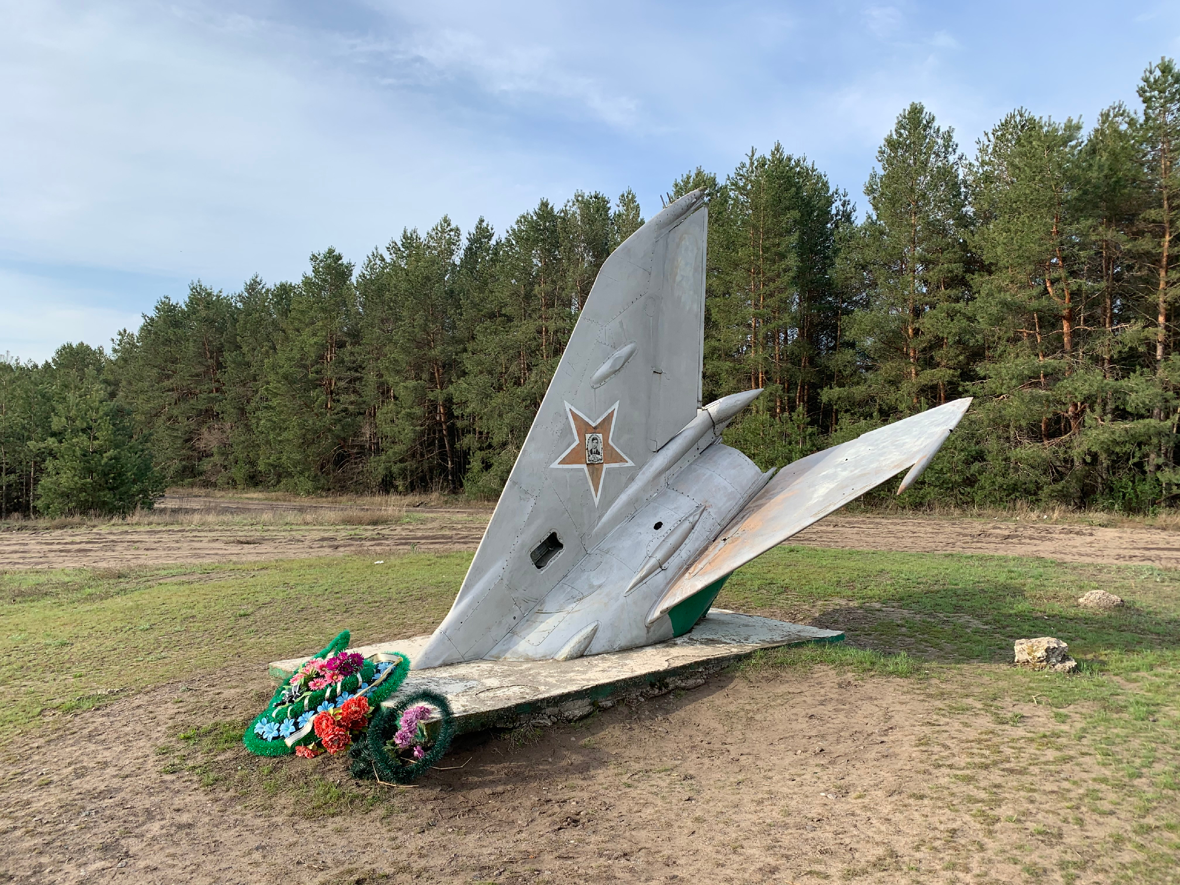 Ехал по дороге и увидел хвост МИГа-21 торчащий из земли. Оказалось это памятник ???3