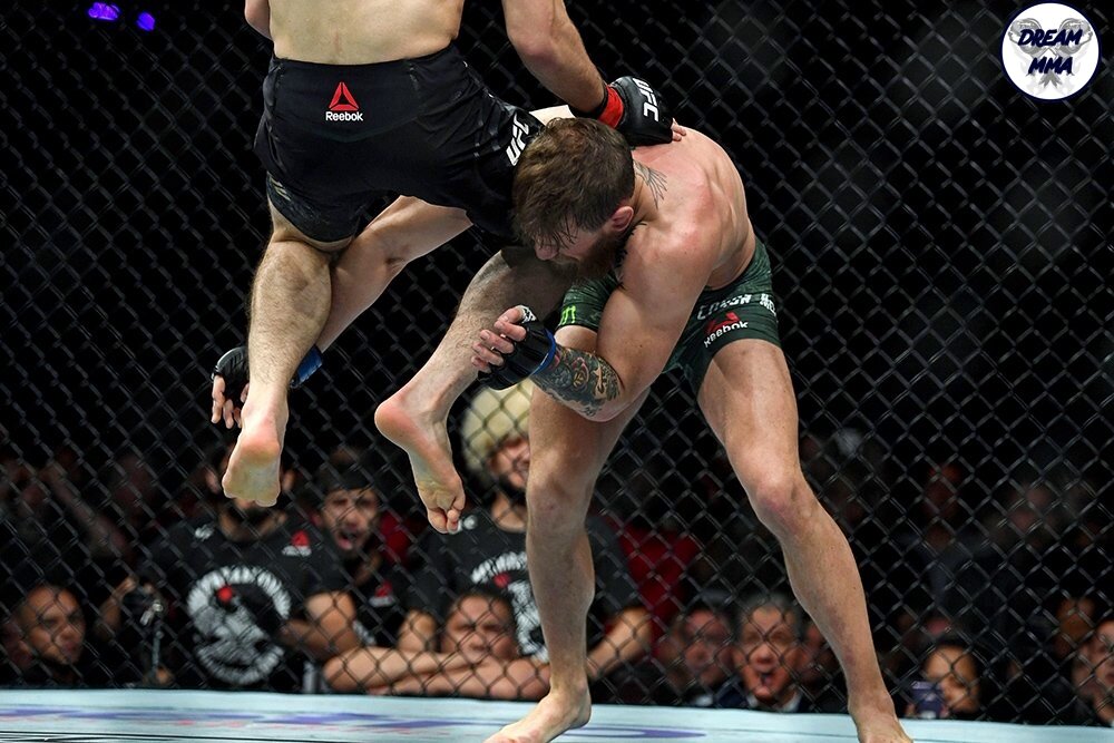 Любимое действие Хабиба - удар коленом в прыжке. Благодаря ему он резко сокращает дистанцию. Фото: bloodyelbow.com