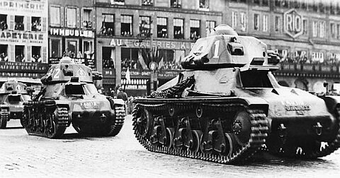 Французские танки "Гочкисс Г-35" на параде. Достаточно спорное техническое решение даже для тех времен.