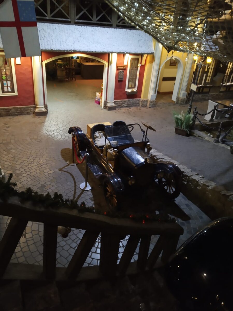 На входе вы сразу же увидите винтажные автомобили первой половины XX века марки FORD