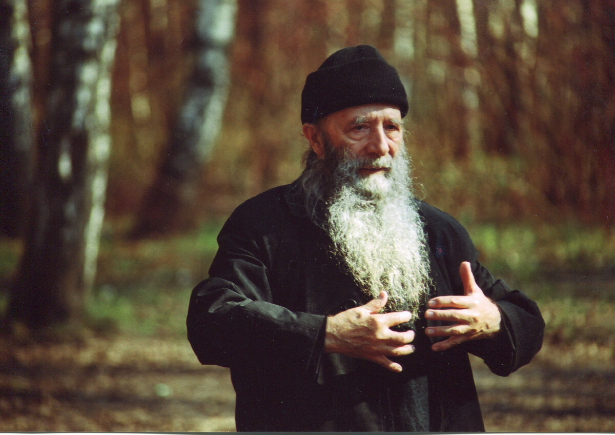 Виктор практикует "Столбовое стояние"