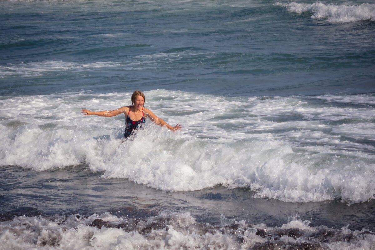Песня накроет волной. Волна накрывающая девочку. Девушки Дагестана на море. Фото на море Избербаш девушка. Сочи накрыло волной 20 летнюю девушку.