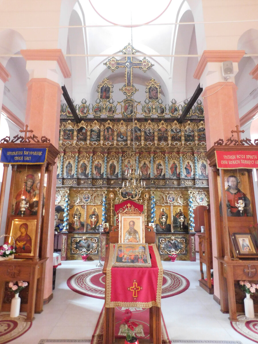 Но, её иконостас считается самым красивым в Сербии